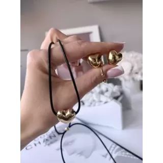 Чокер на шнурке с золотым сердцем