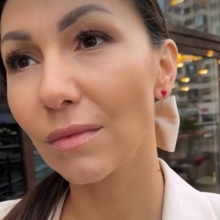 Серьги Сердечко пусеты в золоте с красными цирконами