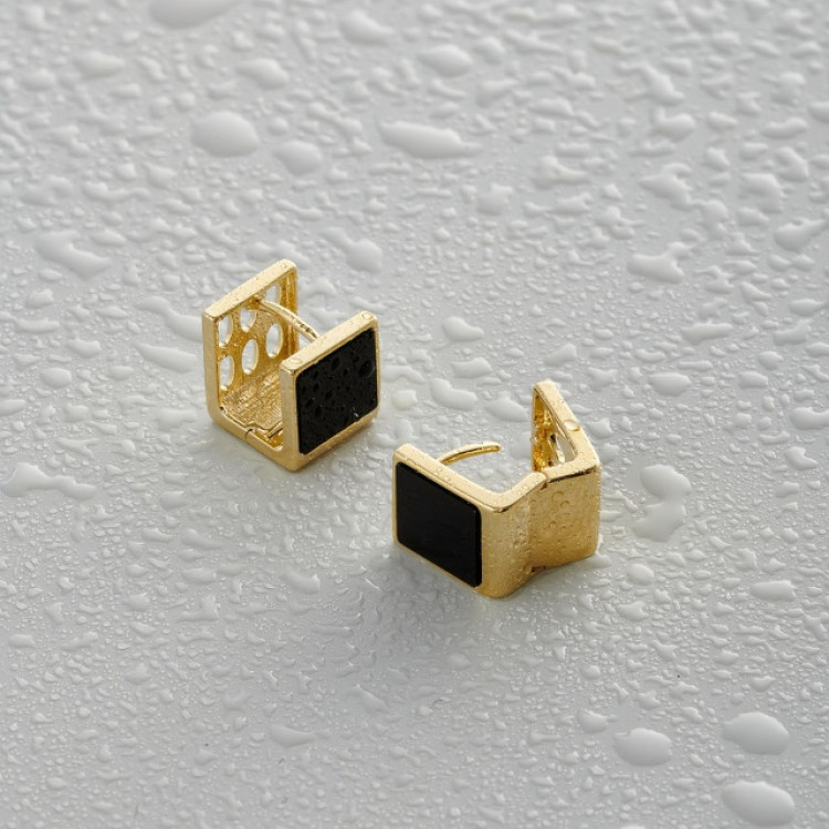 Серьги кубы с черной вставкой в золоте Meduza Crystal