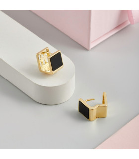 Серьги кубы с черной вставкой в золоте