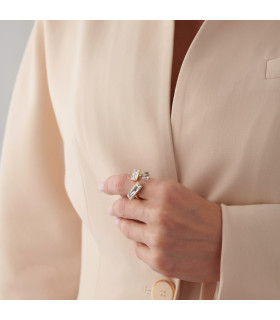 Кольцо регулируемое с белым камнем в золоте