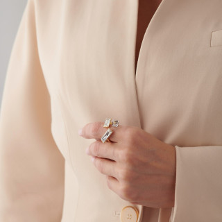 Кольцо регулируемое с белым камнем в золоте