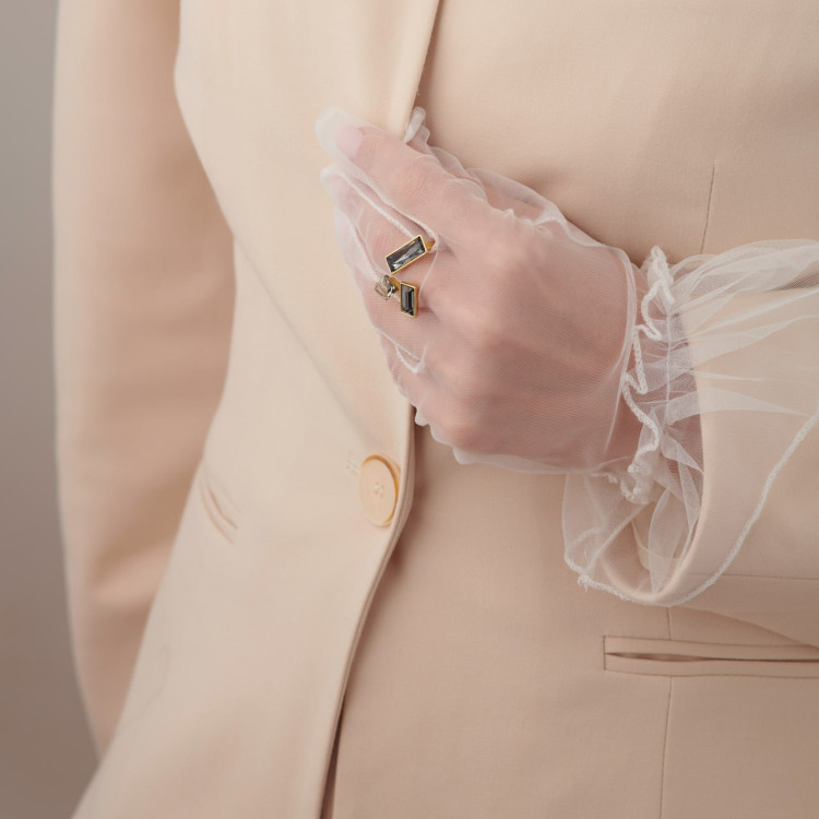 Кольцо регулируемое с черным камнем в золоте Meduza Crystal