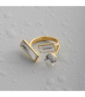 Кольцо регулируемое с белым камнем в золоте
