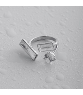 Кольцо регулируемое с белым камнем в серебре
