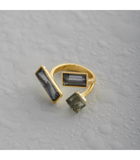 Кольцо регулируемое с черным камнем в золоте