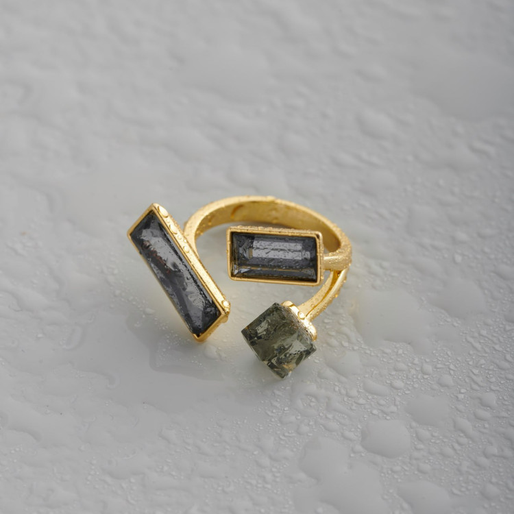 Кольцо регулируемое с черным камнем в золоте Meduza Crystal