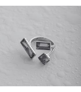 Кольцо регулируемое с черным камнем в серебре