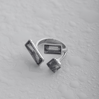 Кольцо регулируемое с черным камнем в серебре