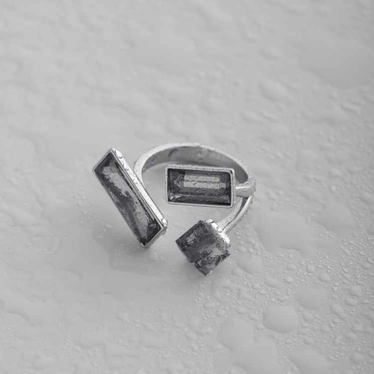 Кольцо регулируемое с черным камнем в серебре Meduza Crystal