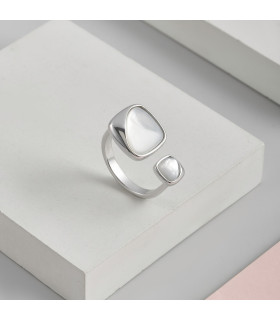 Кольцо безразмерное с перламутром серебристое