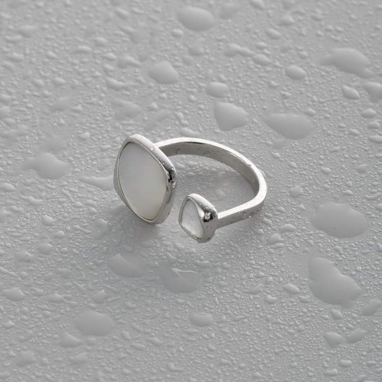 Кольцо безразмерное с перламутром серебристое Meduza Crystal