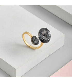 Кольцо регулируемое с черным круглым камнем в золоте