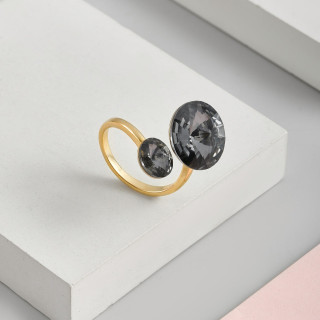 Кольцо регулируемое с черным круглым камнем в золоте