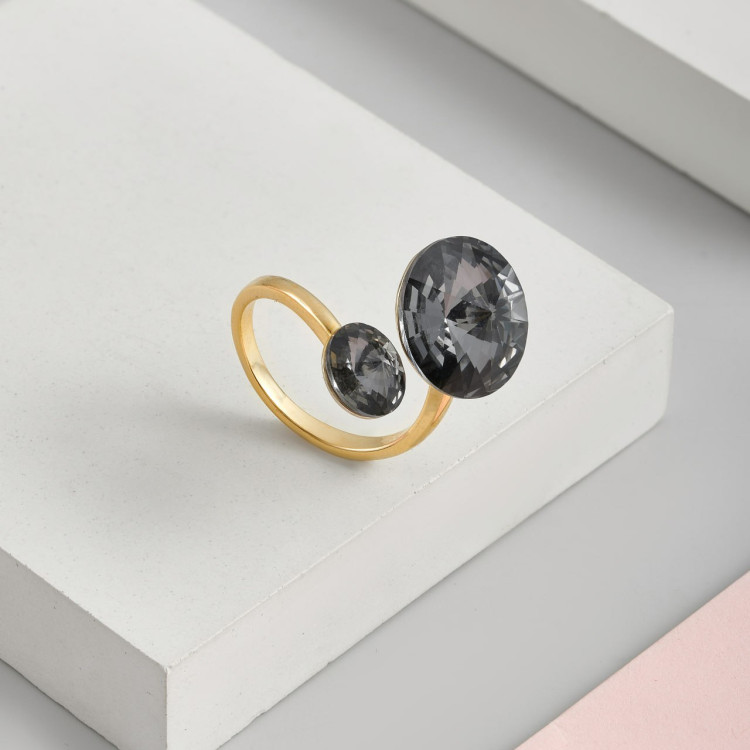 Кольцо регулируемое с черным круглым камнем в золоте Meduza Crystal