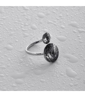 Кольцо регулируемое с черным круглым камнем в серебре