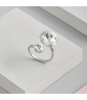 Кольцо регулируемое с белым круглым камнем в серебре