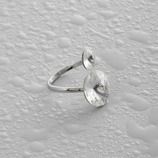 Кольцо регулируемое с белым круглым камнем в серебре