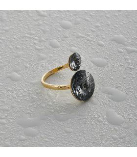 Кольцо регулируемое с черным круглым камнем в золоте