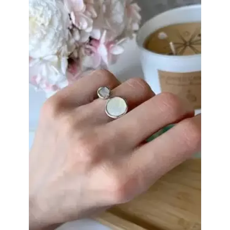 Кольцо безразмерное двойной круг с перламутром Meduza Crystal