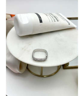 Кольцо с цирконами в белом золоте