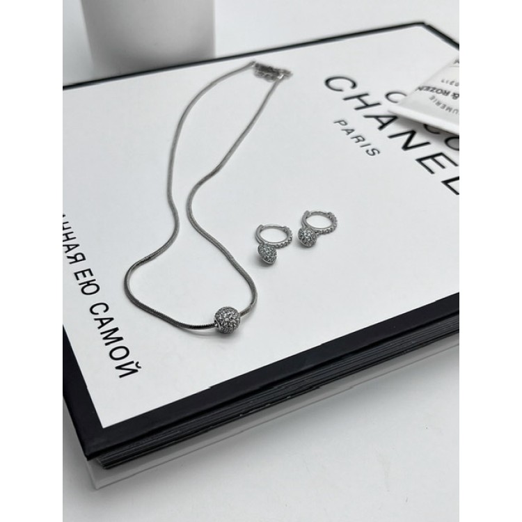 Серьги на колечках серебристые шарик  с россыпью цирконов Meduza Crystal