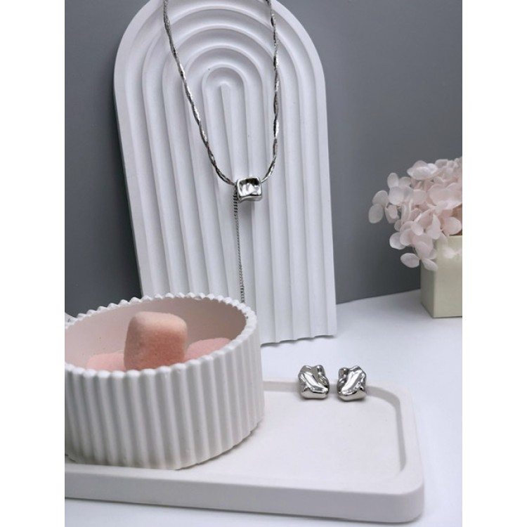 Серьги мятый квадрат серебристые Meduza Crystal