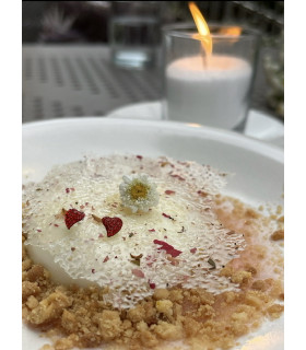 Серьги Сердечко пусеты в золоте с красными цирконами