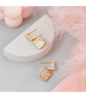Серьги с белым цирконом в золоте