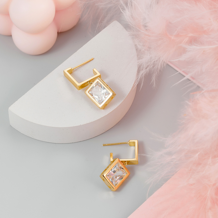 Серьги с белым цирконом в золоте Meduza Crystal