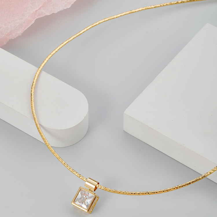 Подвеска с белым цирконом в золоте Meduza Crystal