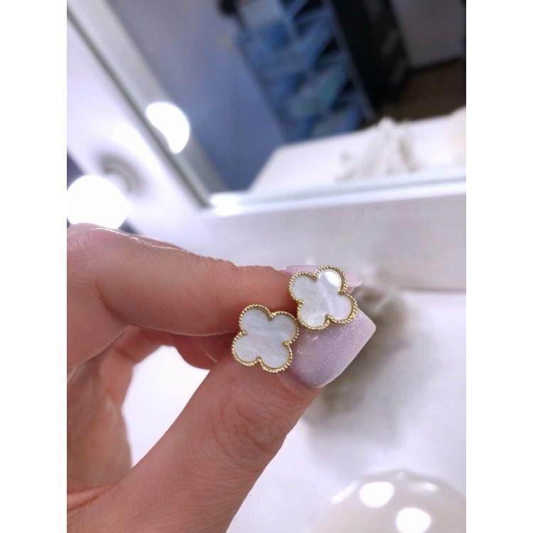 Серьги Ванклиф золотистые с белой вставкой Meduza Crystal