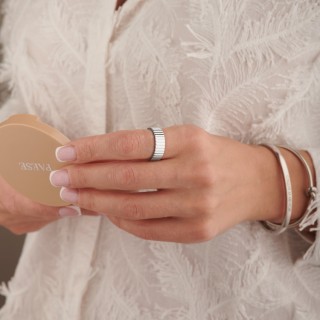 Кольцо ребристое в белом золоте безразмерное