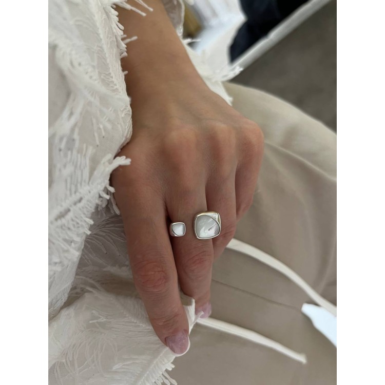 Кольцо безразмерное с перламутром серебристое Meduza Crystal