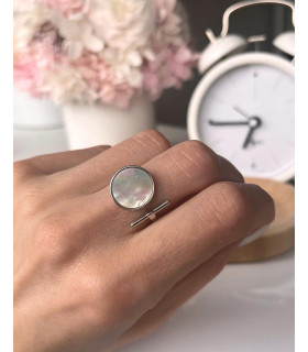 Кольцо безразмерное круг с палкой с перламутром в белом золоте